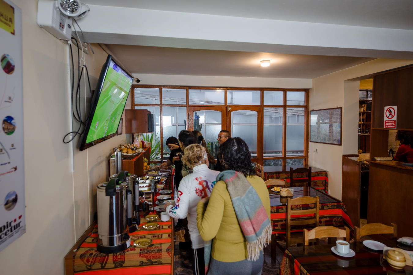 Vista del comedor y el desayuno doble Quechua Hostal Recoleta